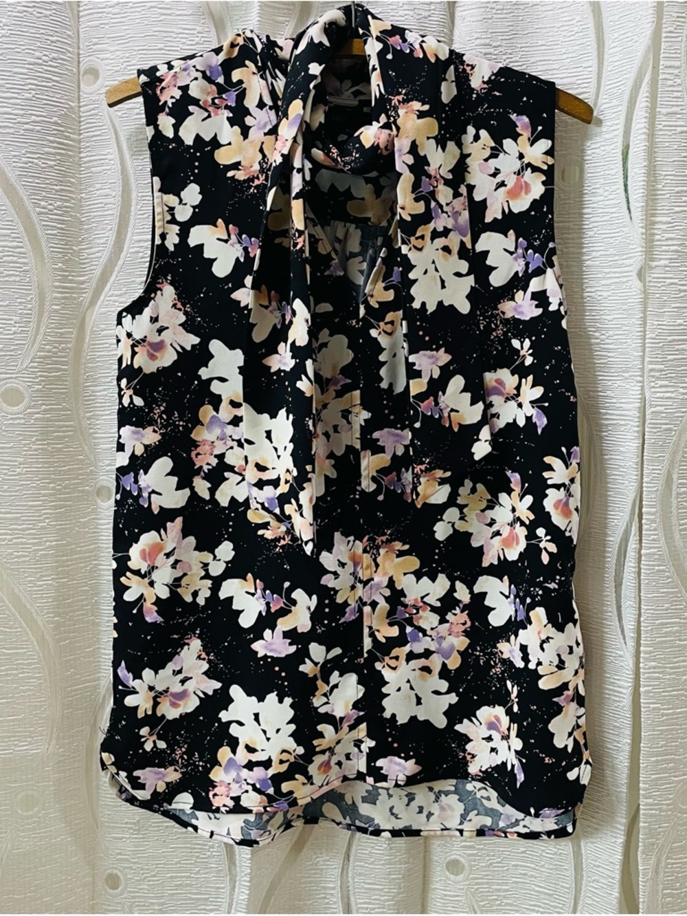AKA Floral Tie Neck Blouse Womens Small Black Purple Sleeveless Excellent Floral